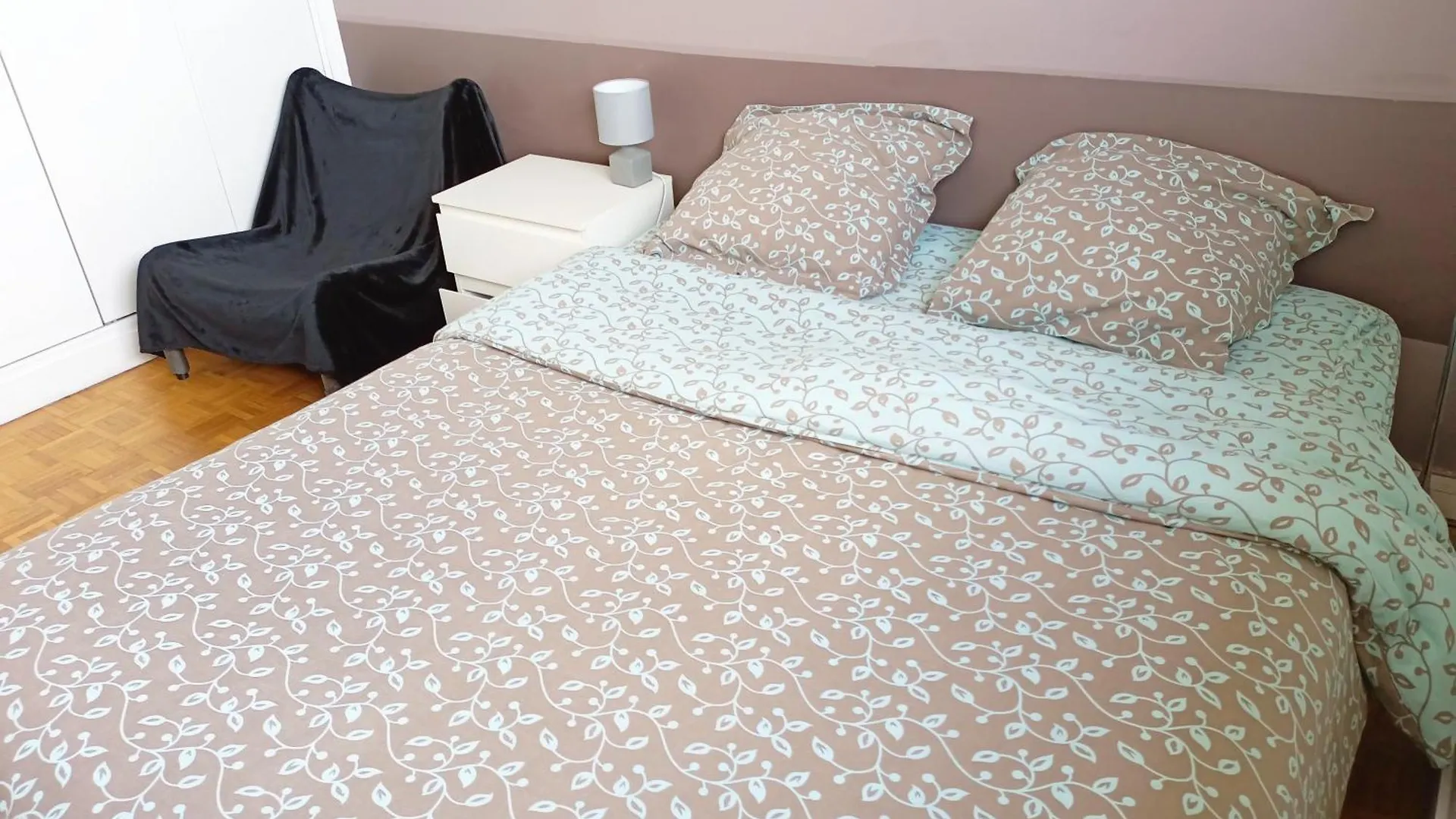 Pansiyon Quiet Bedroom, Comfy King Size Bed, Shared Bathroom, Paris Center