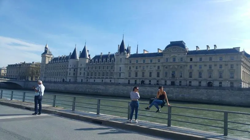 Quiet Bedroom, Comfy King Size Bed, Shared Bathroom, Paris Center