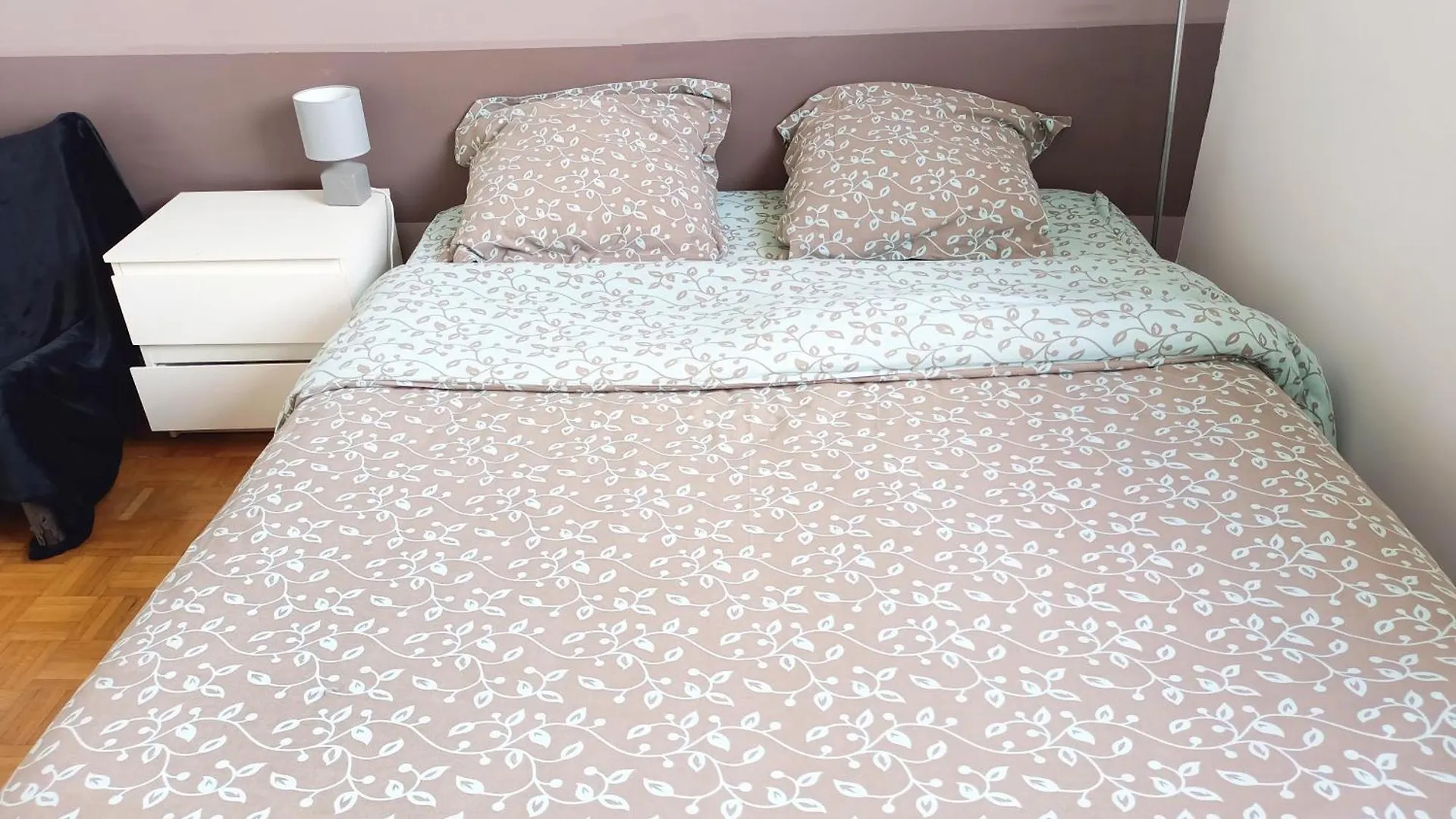 Quiet Bedroom, Comfy King Size Bed, Shared Bathroom, Paris Center Homestay