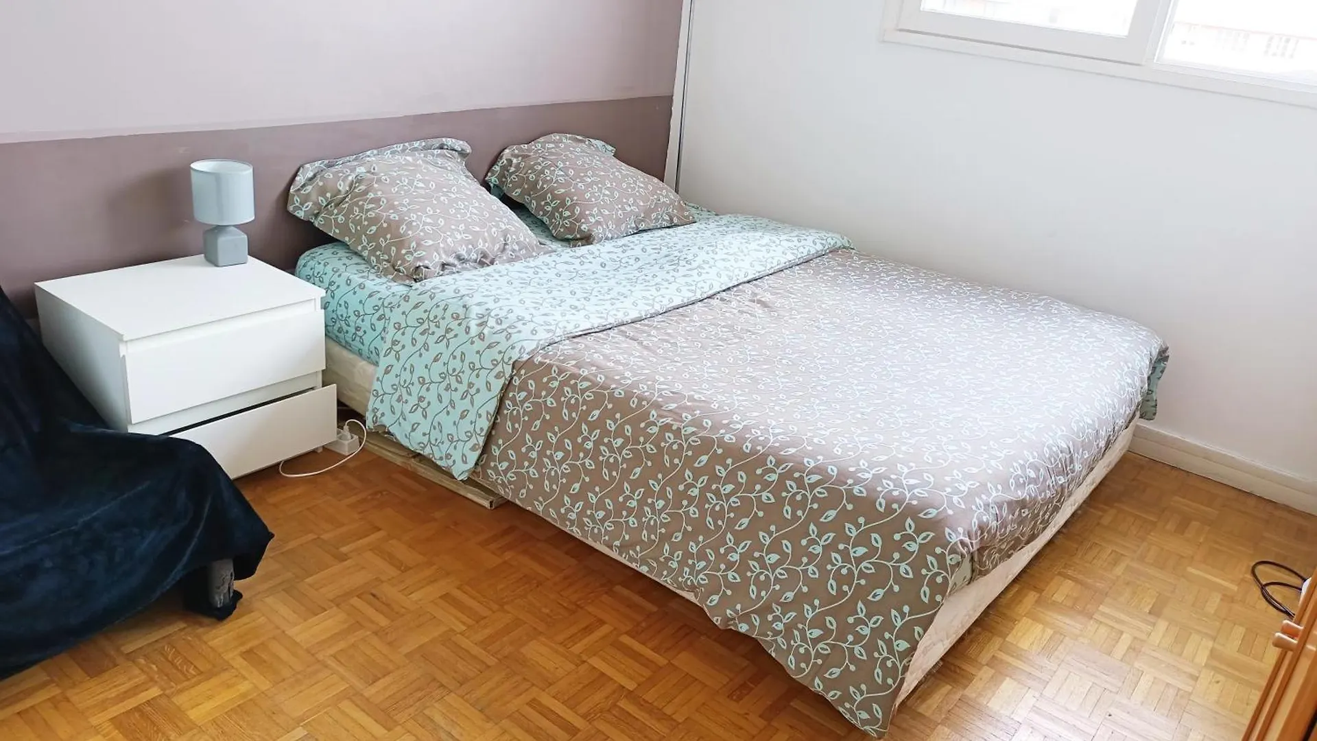 Homestay Quiet Bedroom, Comfy King Size Bed, Shared Bathroom, Paris Center France