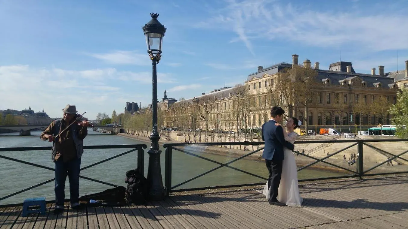 Quiet Bedroom, Comfy King Size Bed, Shared Bathroom, Paris Center