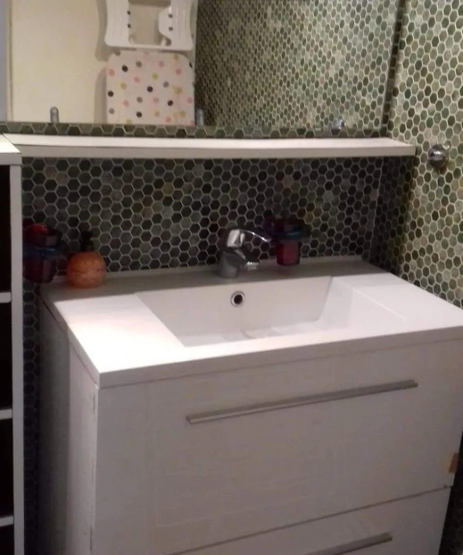 Quiet Bedroom, Comfy King Size Bed, Shared Bathroom, Paris Center Homestay